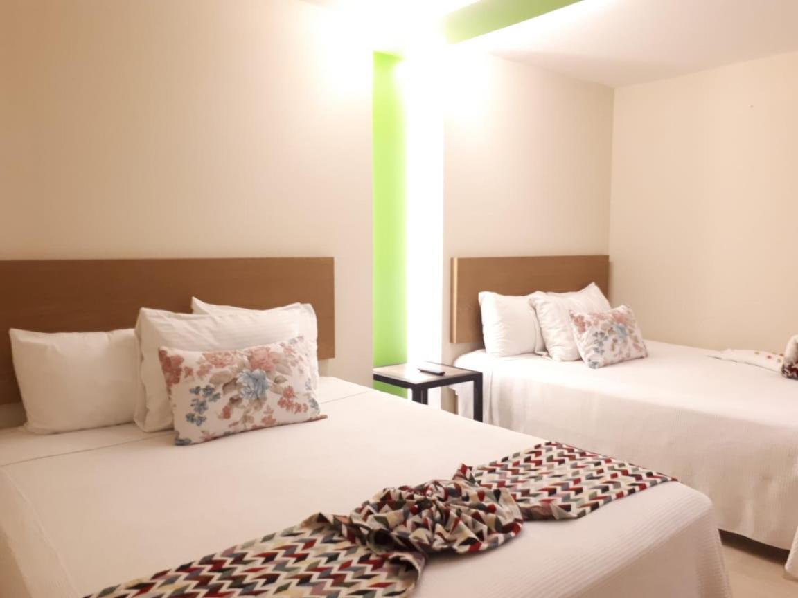 Brisas 10 Beachside Suites カンクン エクステリア 写真