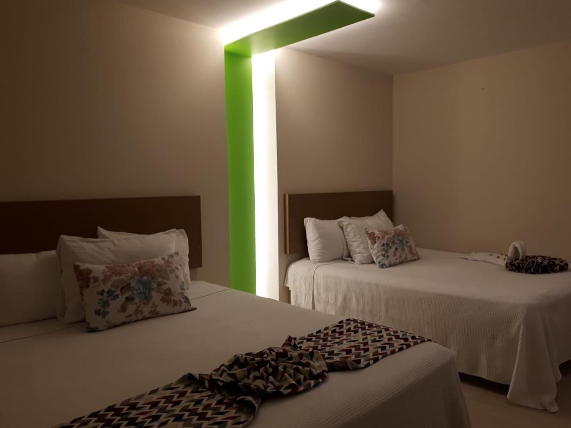 Brisas 10 Beachside Suites カンクン エクステリア 写真