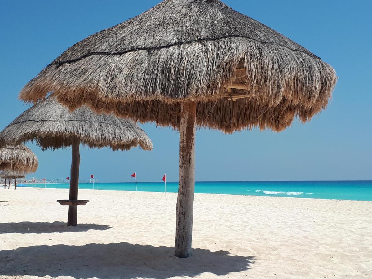 Brisas 10 Beachside Suites カンクン エクステリア 写真